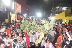 बारिश के बीच करम विसर्जन जुलूस, मांदर की थाप पर थिरके युवा