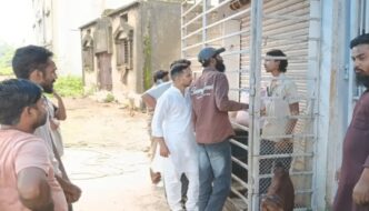 मवेशी चोरी की शक में युवक की पिटाई, पुलिस को सौंपा