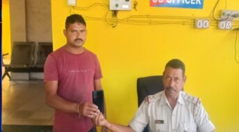 सड़क पर मिला मोबाइल, थाना में जमा किया