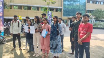 बीएससी नर्सिंग में नामांकन नहीं मिलने पर 55 विद्यार्थी पहुंचे डीसी कार्यालय