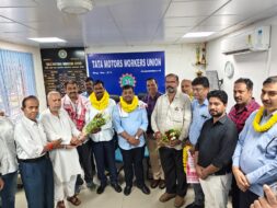 टाटा मोटर्स में बेहतर बोनस समझौते पर यूनियन पदाधिकारियों का सम्मान