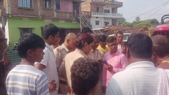 ई-रिक्शा और बाइक की आमने-सामने टक्कर, युवक गंभीर रूप से घायल ई-रिक्शा और बाइक की टक्कर