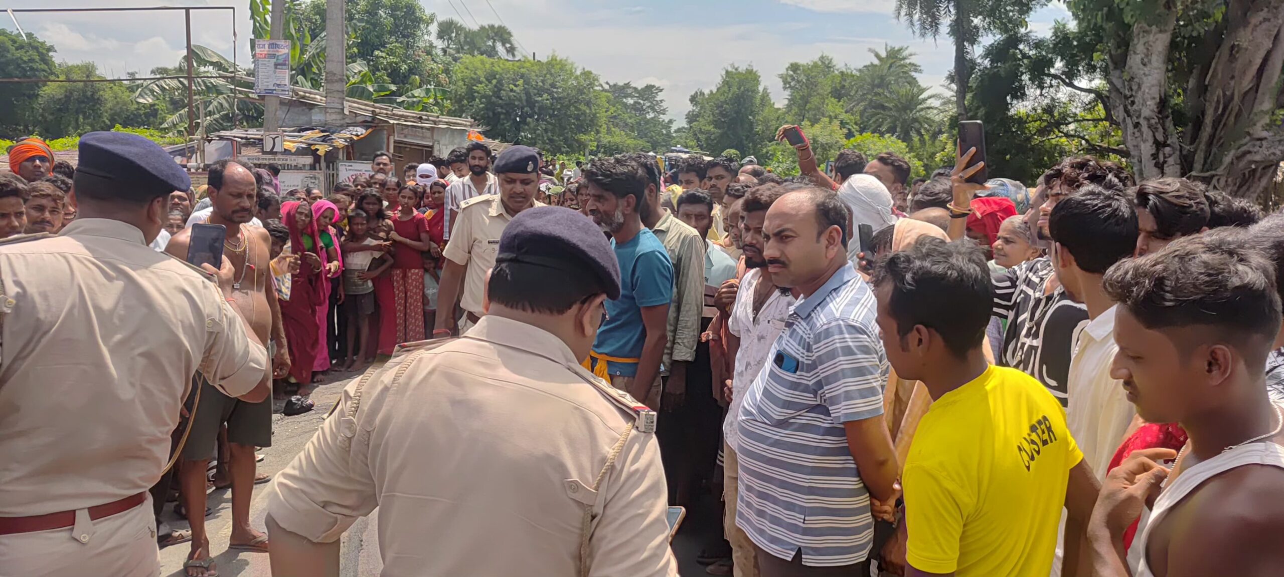 ट्रॉली की चपेट में आने से बाइक सवार दंपत्ति की मौत