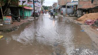 छौड़ाही में बारिश से सड़क बनी झील।जगह-जगह जलजमाव।दौलतपुर-मालीपुर मुख्य पथ के कई हिस्सों में पानी जमा
