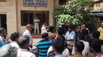 साकची में ट्रैफिक पुलिस की चेकिंग पर बवाल, बाइक सवारों के गिरने के बाद हाथापाई