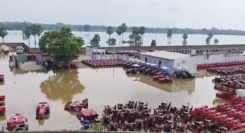 पटना के ट्रैक्टर शोरूम के यार्ड में घुसा बाढ़ का पानी, चमचमाती सैकड़ो ट्रैक्टर आया बाढ़ के चपेट में !
