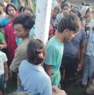 03 नाबालिगों को एक साथ कमरे में देख, ग्रामीणों ने, खंभे से रस्सी से बांधकर , तीन नाबालिकों से मंगवाई माफी