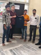 छौड़ाही प्रखंड कार्यालय में नेकी की दीवार से दो गरीब युवकों को मिली मदद।स्वच्छता ही सेवा अभियान के त