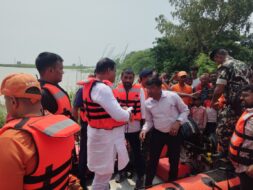 गन्ना मंत्री संजय पासवान ने बलिया के बाढ़ प्रभावित इलाकों का बोट से किया दौरा