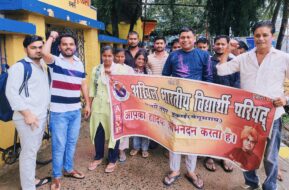 *बेगूसराय में दिनकर विश्वविद्यालय को कैबिनेट से मंजूरी पर अभाविप ने खेली होली, बांटी मिठाई*