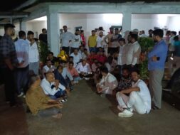 टिनप्लेट हादसे के बाद गरमाया माहौल, मुआवजे की मांग पर धरना टिनप्लेट हादसे