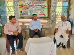 राखा माइंस रेलवे स्टेशन पर यात्रियों के बीच स्वच्छता को लेकर कार्यशाला आयोजित