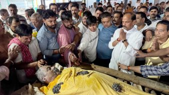 भाजपा के वरिष्ठ नेता चंद्रशेखर मिश्रा पंचतत्व में हुए विलीन, भाजपा का ध्वज ओढ़ाकर सम्मानपूर्वक नम आंख