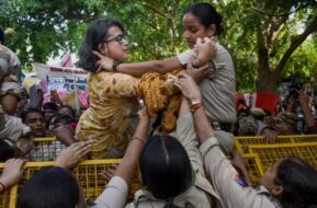 दिल्ली में CEC ज्ञानेश कुमार के खिलाफ प्रदर्शन तेज, करीब 700 हिरासत में; जंतर-मंतर की ओर बढ़े प्रदर्शनकारियों को पुलिस ने रोका