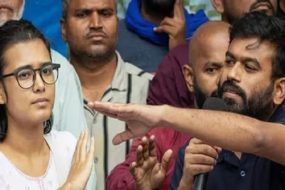 दिल्ली में अभिजीत दीपके की पीसी में मचा हंगामा, सीजेपी चीफ ने कहा- इन्हें 50-100 रुपये देकर भगाइए