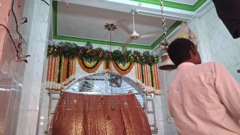 मां कालरात्रि की पूजा के साथ दुर्गोत्सव चरम पर, पंडालों में उमड़ रहे श्रद्धालु।