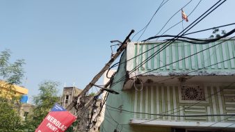 मानगो में हाईवा की टक्कर से बिजली के दो पोल गिरे, बड़ा हादसा टला