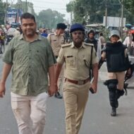 दुर्गा पूजा को लेकर पुलिस प्रशासन में निकाला फ्लैग मार्च