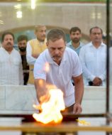 बापू की समाधि पहुंचा विपक्ष, कहा: सरकार की ‘सद्बुद्धि’ के लिए प्रार्थना की