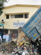 सरयू राय के अल्टीमेटम के बाद नगर निगम कार्यालय के सामने डंप हुआ कचरा