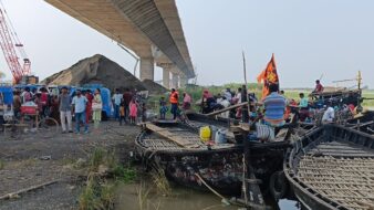 जान जोखिम में डालकर गंगा पार करने की मजबूर