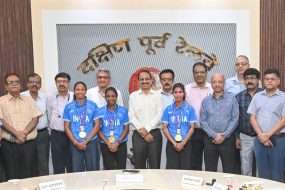 एशियाई खेलों में स्वर्ण जीतने वाली तीन रेलवे हॉकी खिलाड़ियों का सम्मान