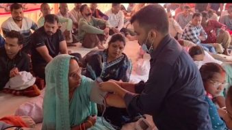 भूख हड़ताल पर बैठे विधायक और विस्थापितों की स्वास्थ्य जांच