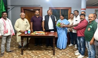 पूजा पंडाल उद्घाटन के लिए सांसद को न्योता