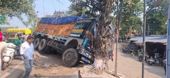 *फल दुकान में घुसा पुट्टी लदा ट्रक, पेड़ से टकराकर रुका