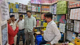 बिना लाइसेंस पटाखा बेचने पर दो दुकानें सील