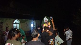 नम आंखों से मां लक्ष्मी को दी विदाई, स्वर्णरेखा में विसर्जित हुई प्रतिमा