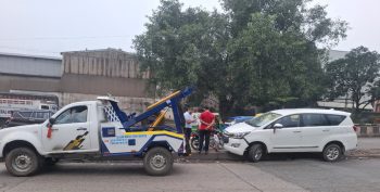 डिवाइडर से टकराकर कार क्षतिग्रस्त, बाल बाल बचा चालक