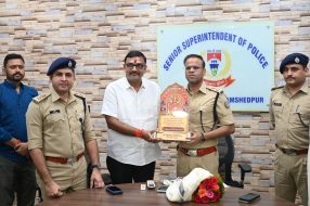 जमशेदपुर केंद्रीय दुर्गा पूजा समिति ने प्रशासनिक अधिकारियों को किया सम्मानित, बेहतर व्यवस्था के लिए