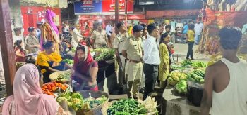 सड़क पर सब्जी-फल की दुकान लगाई तो होगी कार्रवाई, मंडप चौक के पास व्यवस्थित मंडी का एसडीओ-डीएसपी ने ल