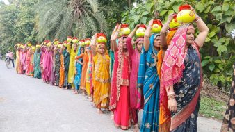 दुर्गा पूजा को लेकर विभिन्न मंदिरों में कलश स्थापना, निकाली गई शोभायात्रा दुर्गा पूजा को लेकर विभिन्न मंदिरों में कलश स्थापना, निकाली गई शोभायात्रा