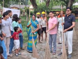 स्वच्छता ही सेवा कार्यक्रम में अधिकारियों व जनप्रतिनिधियों ने लगाई झाड़ू