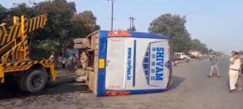 एनएच-33 पर यात्री बस पलटी, 20 से अधिक यात्री घायल