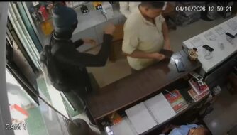 मोबाइल शोरूम में लूट की नीयत से घुसा युवक, बम से उड़ाने की धमकी