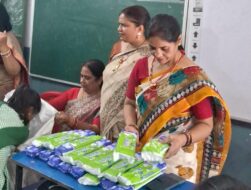 भूमिहार महिला समाज ने छात्राओं के बीच सेनेटरी पैड का वितरण, स्वच्छता के प्रति किया जागरूक