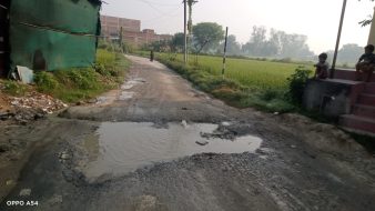 दुर्गागंज बाजार के सराय कंसराय त्रिमुहानी पर पाइप फटने से जलभराव और टूटी सड़क से लोग परेशान, मरम्मत