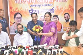 केंद्रीय मंत्री अन्नपूर्णा देवी का कुलवंत सिंह बंटी ने पुष्पगुच्छ भेंट कर किया अभिनंदन