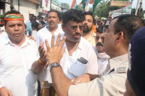 जमशेदपुर में भाजपा-कांग्रेस कार्यकर्ताओं के बीच हिंसक झड़प, लाठी-डंडे और पत्थरबाजी में कई घायल