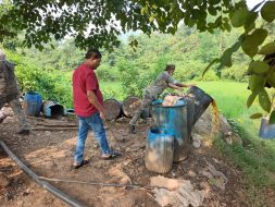 दुर्गा पूजा से पहले अवैध महुआ शराब के अड्डों पर छापेमारी, 12 हजार किलो जावा महुआ नष्ट