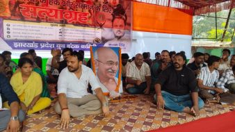 सफाई कर्मियों की मांगों को लेकर यूथ इंटक का प्रदर्शन