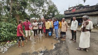 जर्जर सड़क से आक्रोशित ग्रामीणों ने पर्रा-सरौंजा पथ के गड्ढों का नामकरण कर जताया विरोध