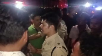 प्रमथनगर में विसर्जन के दौरान मारपीट, दो घायल; थाना गेट पर डेढ़ घंटे सड़क जाम