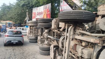 गांधी घाट के पास 18 चक्का ट्रेलर पलटा, बड़ा हादसा टला