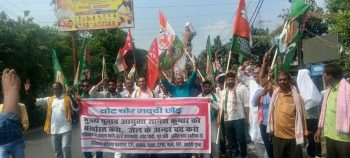 इंडिया गठबंधन के घटक दलों ने चुनाव आयुक्त का पुतला जलाया।
