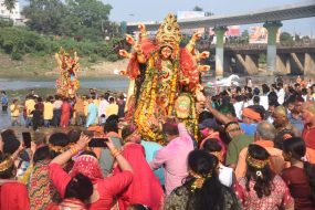 जमशेदपुर में मां दुर्गा की प्रतिमाओं का विसर्जन: श्रद्धालुओं ने दी भावभीनी विदाई जमशेदपुर में मां दुर्गा की प्रतिमाओं का विसर्जन